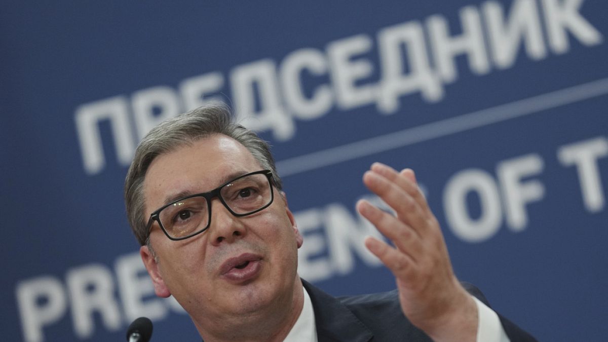 A tömegtüntetések közepette politikai újonc orvost választott miniszterelnöknek Vucic