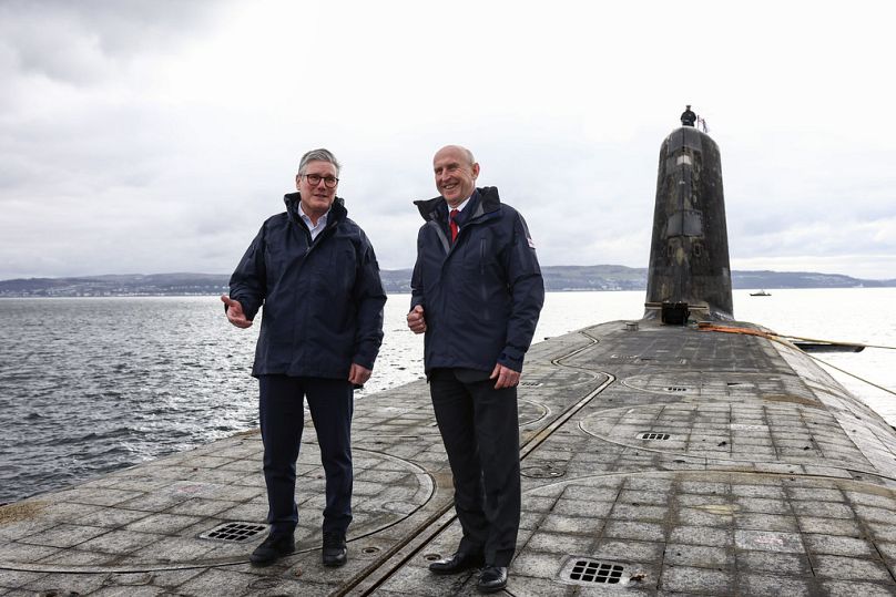 Starmer brit miniszterelnök (balról) a Vanguard fedélzetén