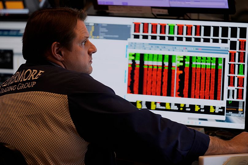 Un écran électronique affiche des informations financières sur le parquet de la Bourse de New York, le lundi 7 avril 2025