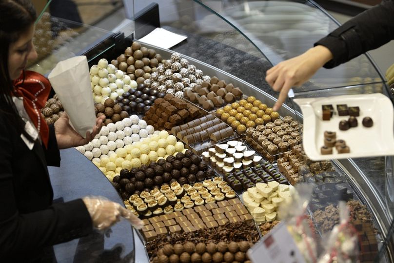 زوار يتذوقون أنواعًا مختلفة من الشوكولاتة في 27 أكتوبر/تشرين الأول 2012 في جنيف، سويسرا.