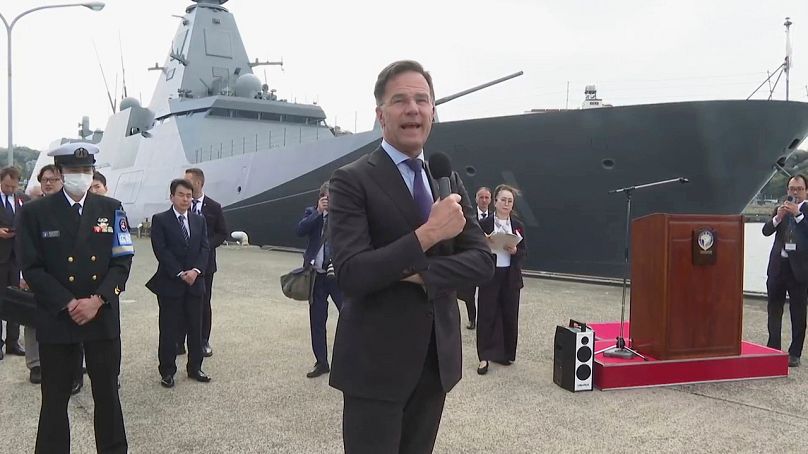Sekretarz generalny NATO Mark Rutte przemawia podczas wizyty w japońskim porcie Yokosuka.