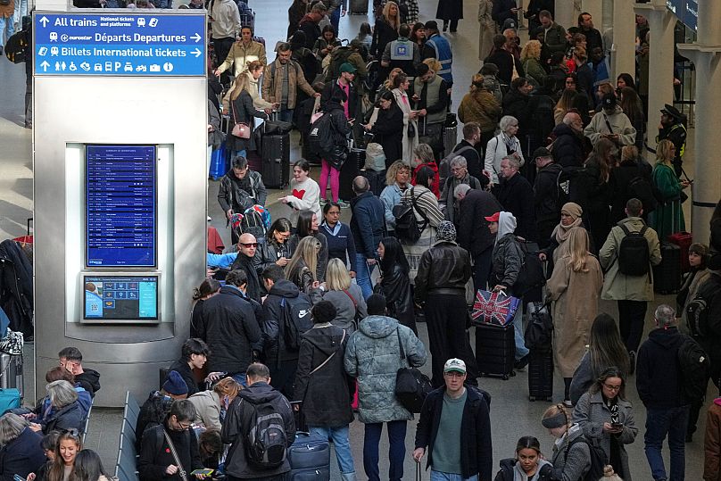 Les passagers font la queue et attendent près des départs des services Eurostar à la gare internationale de St Pancras à Londres, le 7 mars 2025.