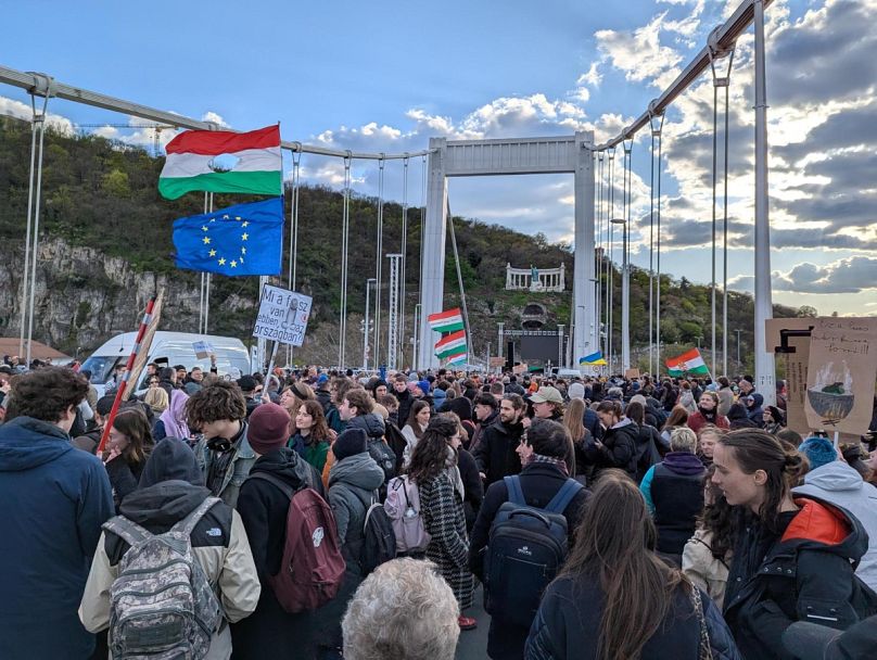 Des milliers de personnes attendaient les discours sur le pont Elisabeth vers 18 heures.