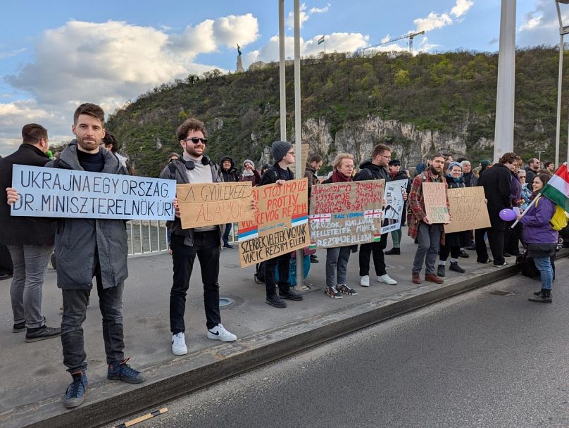 De nombreux manifestants ont exprimé leur désaccord avec les politiques de Viktor Orbán quant à l'Union européenne et à l'aide à l'Ukraine