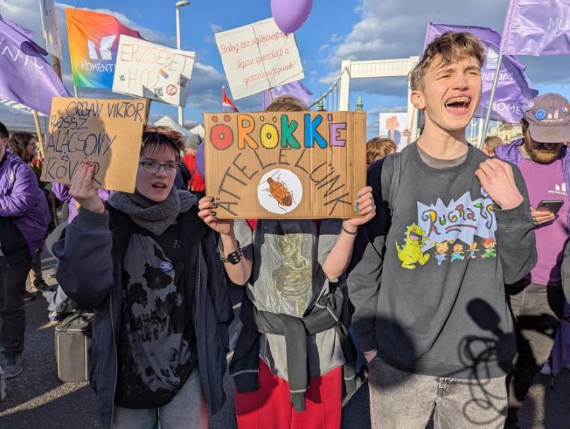 Junge Demonstranten auf der Elisabethbrücke