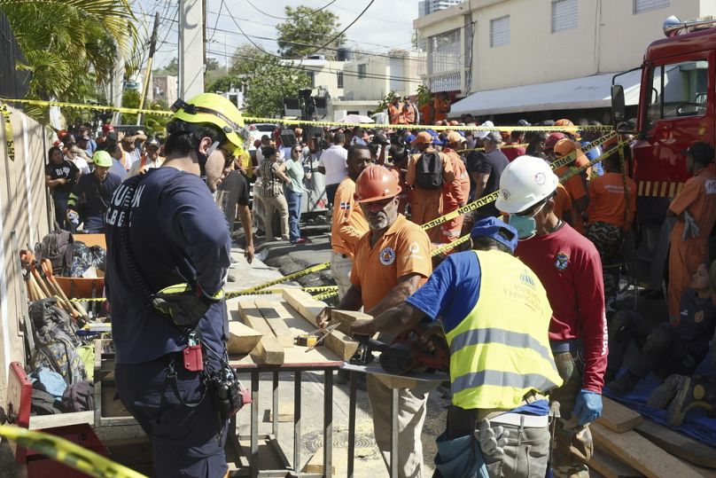 Le squadre di ricerca e soccorso al lavoro per estrarre le persone dalle macerie della discoteca a Santo Domingo