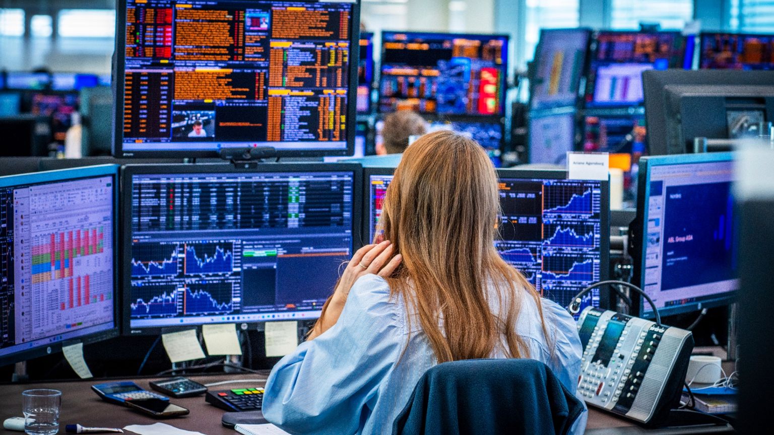 کارمندان اتاق معاملاتی Nordea Markets، روز دوشنبه، 7 آوریل 2025، بازار سهام اسلو، نروژ را دنبال می کنند.