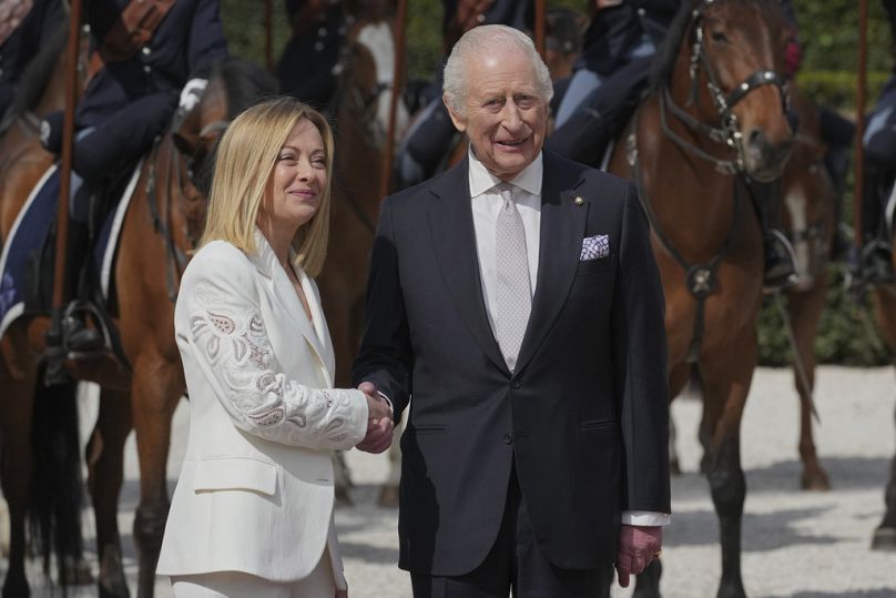 La premier italiana Giorgia Meloni e il re Carlo III a Villa Doria Pamphilj, Roma, 9 aprile 2025