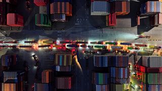 Los camiones hacen cola para salir de una terminal de contenedores en Nanjing, en la provincia oriental china de Jiangsu, el martes 8 de abril de 2025.