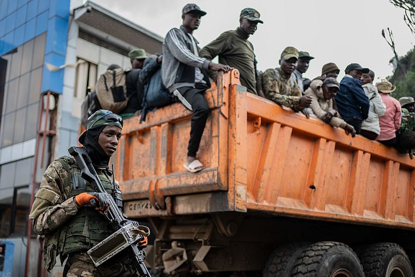 Byli członkowie Sił Zbrojnych Demokratycznej Republiki Konga (FARDC) i bojownicy, którzy rzekomo poddali się rebeliantom M23, przybywają do Gomy w Kongu.