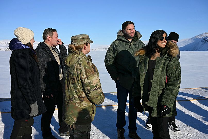 Le vice-président américain J.D. Vance et son épouse Usha Vance visitent la base spatiale de Pituffik, le vendredi 28 mars 2025, au Groenland.