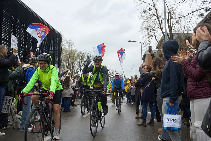 Protestujący studenci uniwersytetu wyruszyli na rowerach w kierunku Strasburga, aby zwrócić uwagę UE na ich wielomiesięczne protesty przeciwko korupcji w Serbii