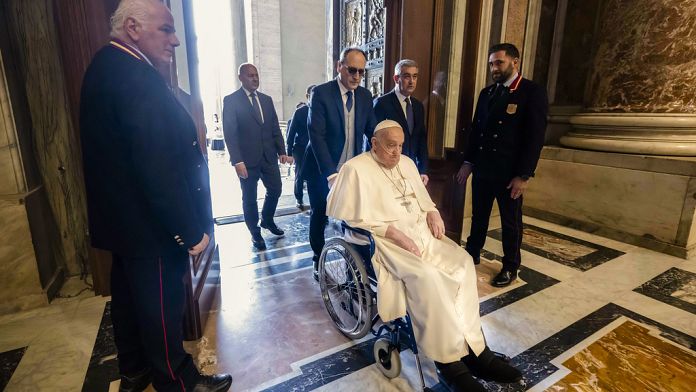 Papa Francesco visita a sorpresa la basilica di San Pietro