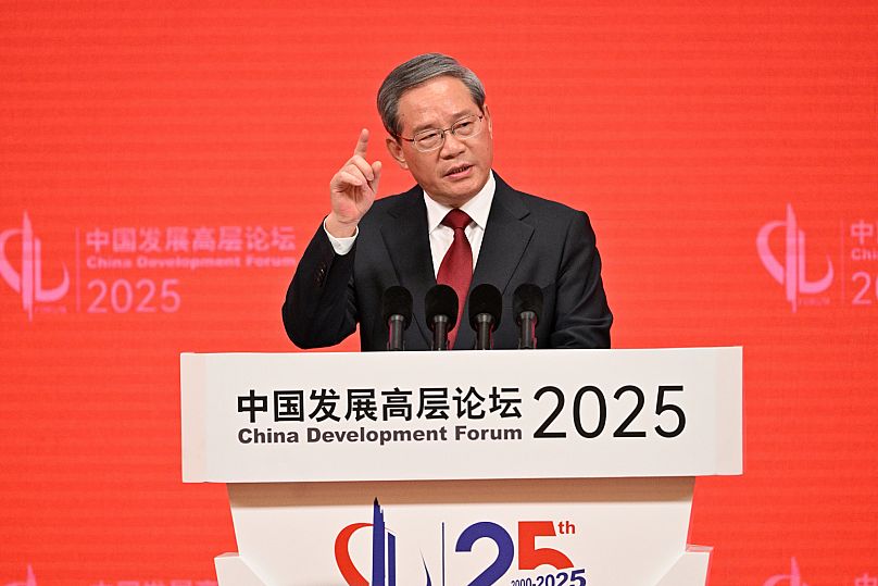 Premier Chin Li Qiang wygłasza przemówienie podczas ceremonii otwarcia Chińskiego Forum Rozwoju w Diaoyutai Guesthouse w Pekinie