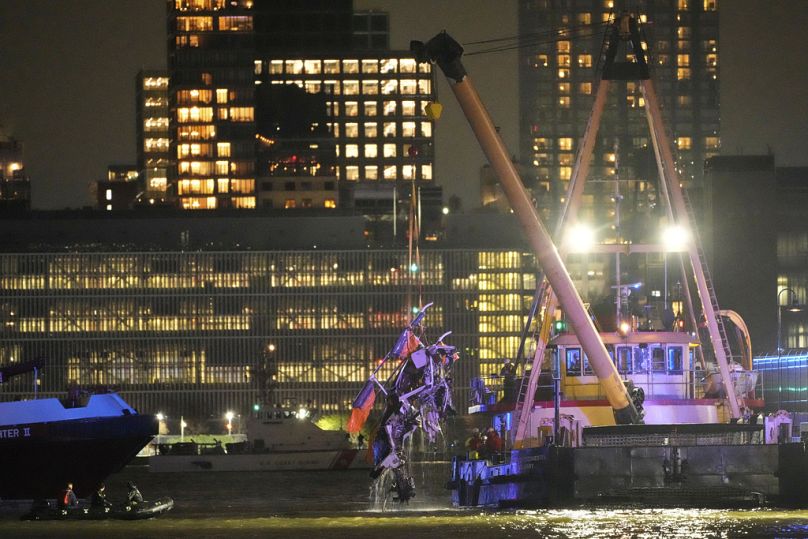 Il recupero dell'elicottero precipitato nel fiume Hudson