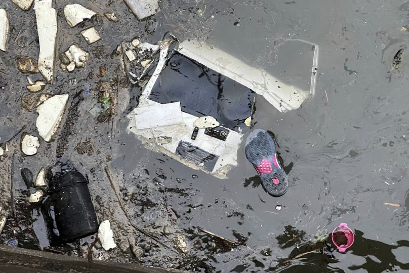 حطام يطفو على الماء في مكان الحادث حيث تحطمت مروحية في نهر هدسون، الخميس 10 أبريل/نيسان 2025، في جيرسي سيتي، نيوجيرسي