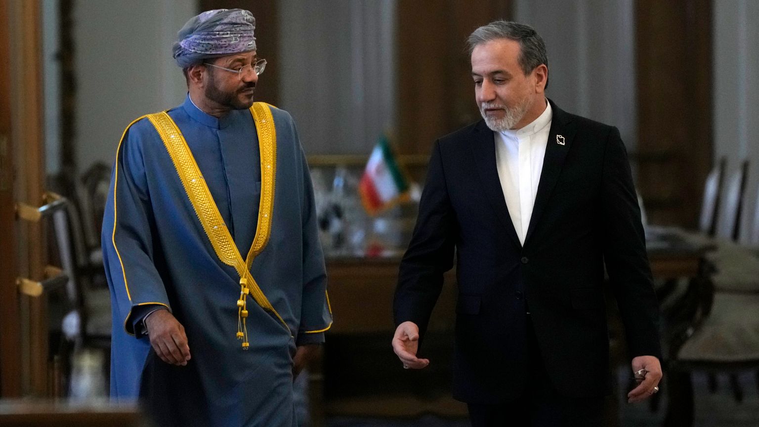 عباس عراقچی، وزیر امور خارجه ایران سمت راست و سید بدر البوسعیدی، وزیر امور خارجه عمان سمت چپ