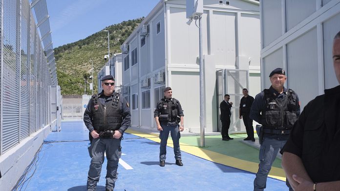 Migranti: riparte la rotta Italia-Albania, la nave Libra in viaggio con a bordo 40 persone