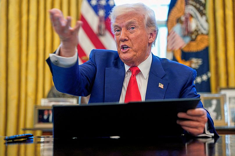 Prezydent Donald Trump przemawia podczas podpisywania rozporządzeń wykonawczych w Gabinecie Owalnym Białego Domu, środa, 9 kwietnia 2025 r.