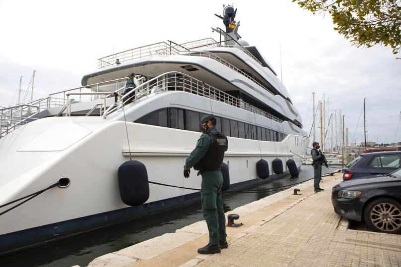 Le guardie civili si trovano accanto allo yacht Tango a Palma di Maiorca, in Spagna, lunedì 4 aprile 2022.