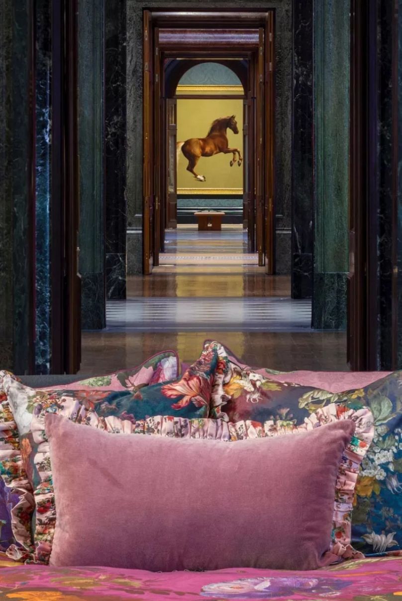 Cama, adornada com a coleção Marks & Spencer X National Gallery, na Sainsbury Wing da National Gallery