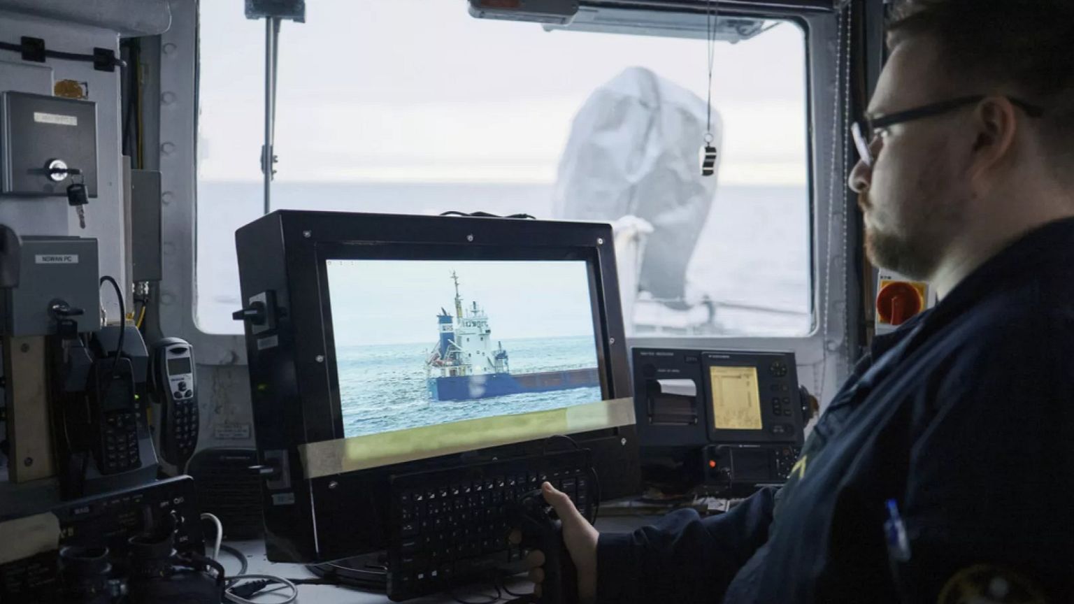 Un buque de la Marina estonia navega por el mar Báltico, 9 de enero de 2025.