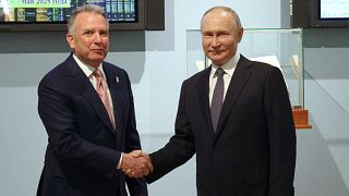 Le président russe Vladimir Poutine et l'envoyé spécial du président américain Donald Trump, Steve Witkoff, se serrent la main avant leur entretien à Saint-Pétersbourg, Russie, 11 avril 2025.
