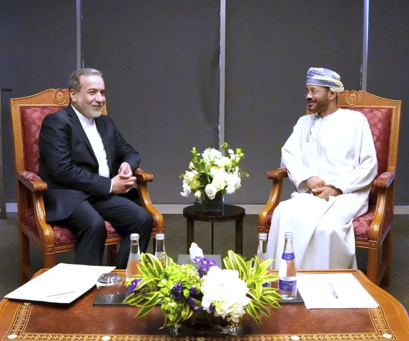 Il ministro degli Esteri iraniano Abbas Araghchi, a sinistra, e il suo omologo omanita Sayyid Badr Albusaidi prima dei negoziati a Muscat, Oman, 12 aprile 2025