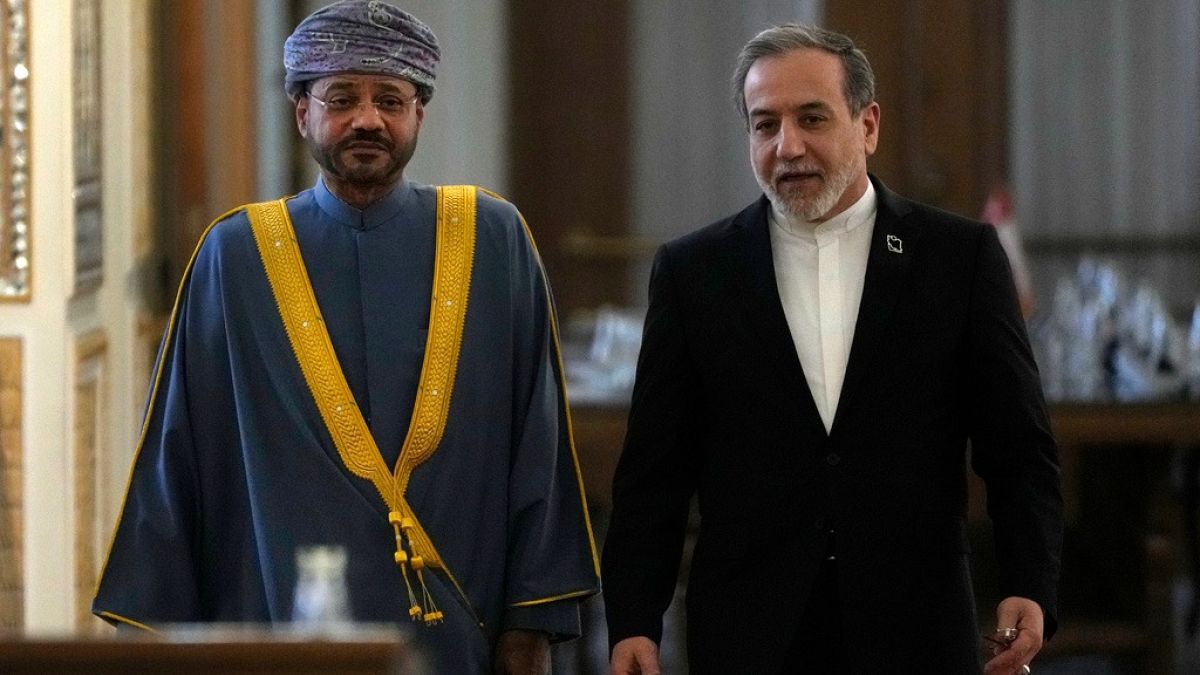 عراقجي في عُمان قبيْل مباحثات غير مباشرة بين طهران وواشنطن حول برنامج إيران النووي