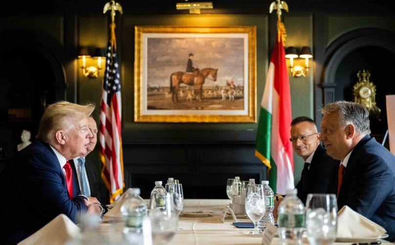 Donald Trump és Orbán Viktor tárgyalása 2022 augusztusában; a magyar küldöttség tagja volt Szijjártó Péter is