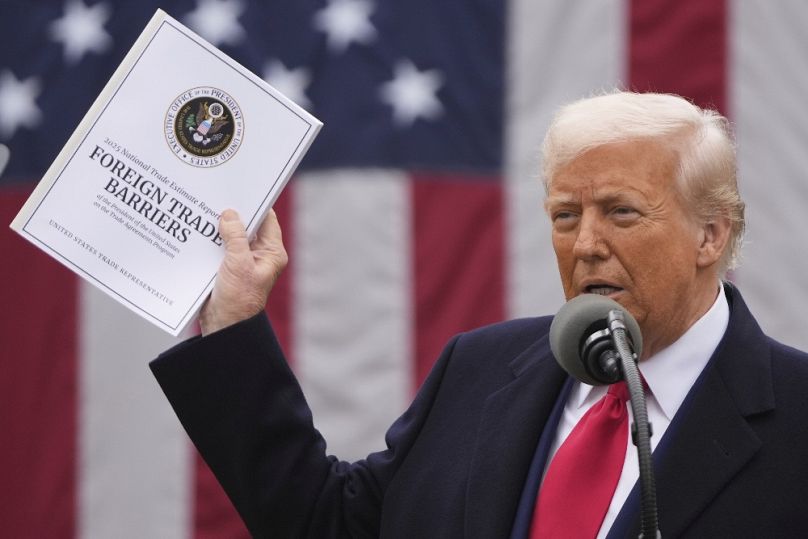 Donald Trump a Külkereskedelmi akadályok címet viselő dokumentummal, 2025. április 2.