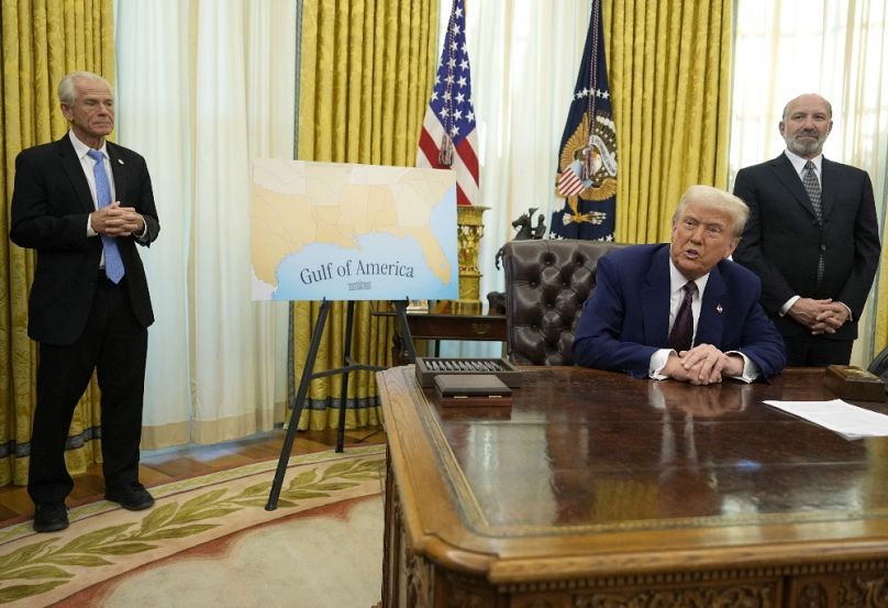 Peter Navarro (b) és Donald Trump az Ovális Irodában, 2025. február 13-án