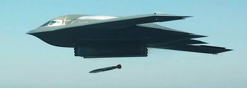 قاذفة قنابل B-2 تختبر إطلاق قنبلة نووية B-12-61