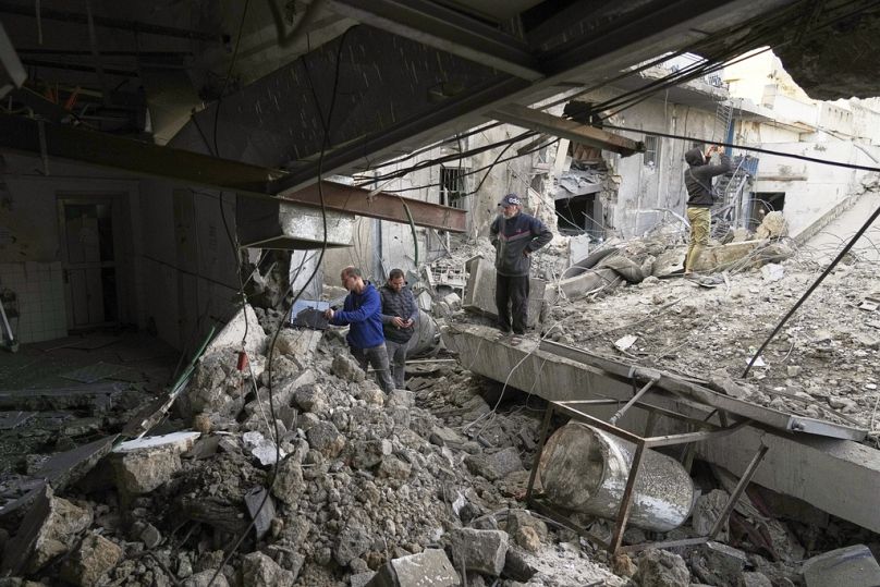 Le personnel inspecte un bâtiment de l'hôpital baptiste arabe Al-Ahli après qu'il ait été visé par une frappe de l'armée israélienne