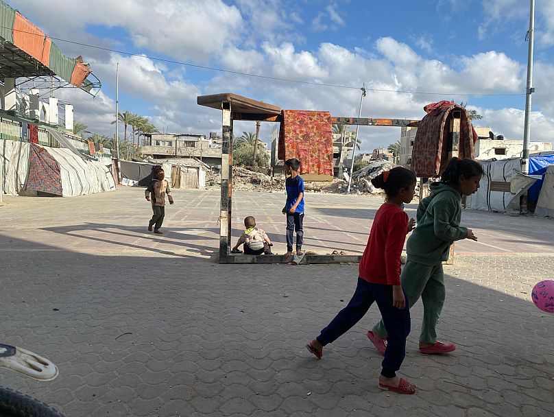 أطفال يلعبون في مركز نزوح بدير البلح وسط غوة