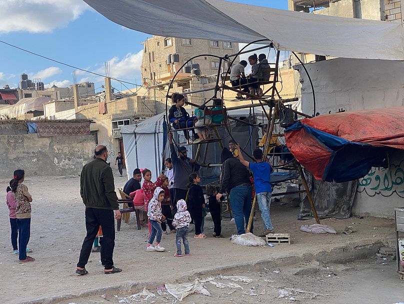 ألعاب بدائية للترفيه عن أطفال فلسطينين في دير البلح بقطاع غزة