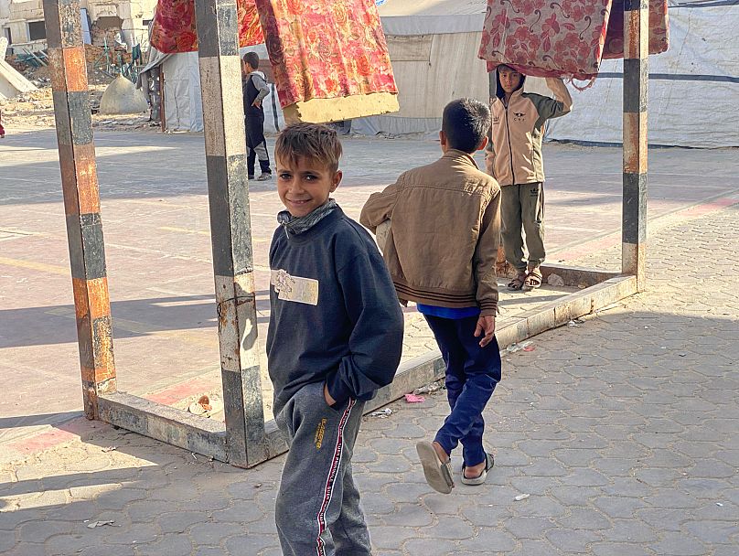 أطفال يلهون في دير البلح بقطاع غزة