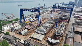 Vista de barcos en construcción en el astillero Jinling de Nanjing, en la provincia oriental china de Jiangsu, el viernes 11 de abril de 2025.