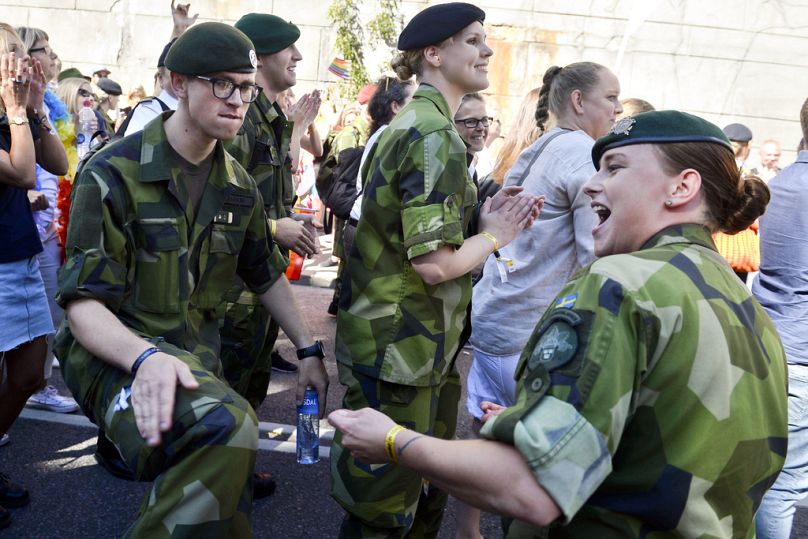 Symbolbild: Angehörige der schwedischen Armee bei der Teilnahme an der jährlichen Pride Parade in Stockholm, 1. August 2015.