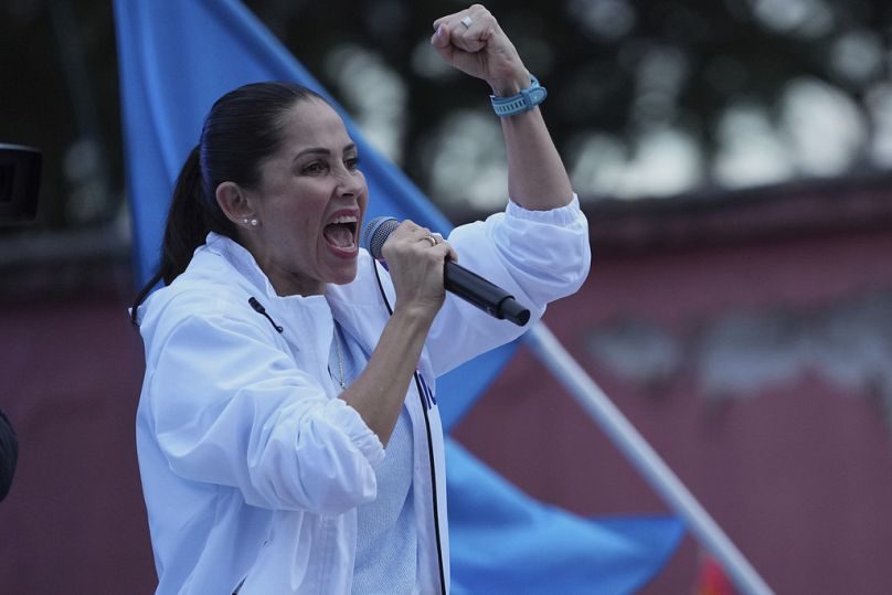 Luisa González, kandydatka na prezydenta z ramienia partii Obywatelska Rewolucja, wygłasza przemówienie podczas wiecu wyborczego w Quito, Ekwador, środa, 9 kwietnia 2025 r.