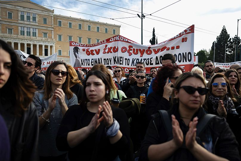 Rassemblement organisé par l'association des familles des victimes de la collision de Tempi, sur la place centrale Syntagma, à Athènes, en Grèce, le dimanche 26 janvier 2025.