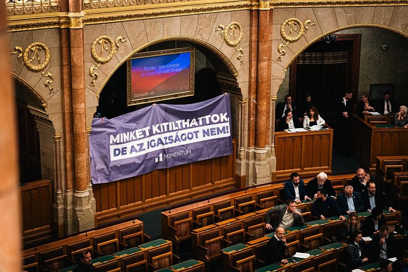 Cartaz do partido Momentum durante a votação na Assembleia Nacional - Budapeste, 14 de abril de 2025.