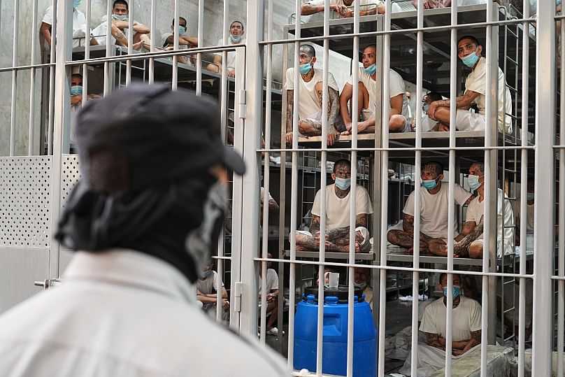 Więźniowie wychodzą z celi w Ośrodku Przetrzymywania Terrorystów w Tecoluca w Salwadorze, piątek, 4 kwietnia 2025 r,