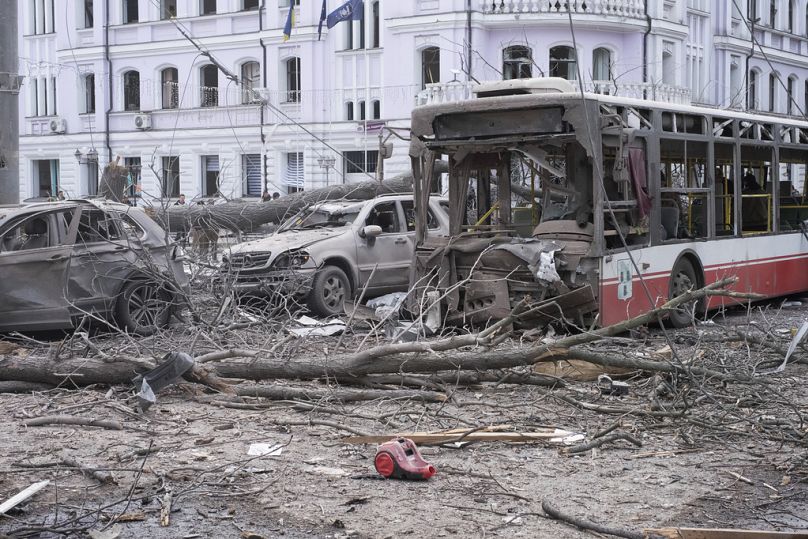 Roncsok Szumi belvárosában az orosz rakétatámadás után