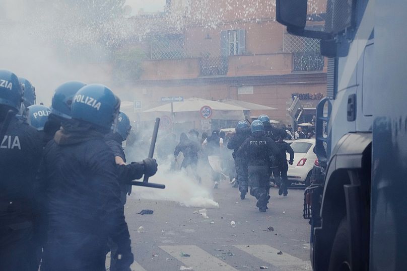 Zamieszki kibiców Lazio z policją przed meczem włoskiej Serie A pomiędzy Lazio i Romą na Stadionie Olimpijskim w Rzymie