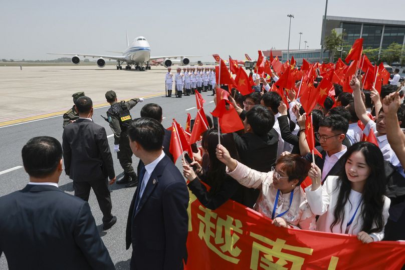 Powitanie Xi na lotnisku w Hanoi