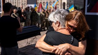 Doğu Ukrayna'da görev yaparken 27 Haziran'da öldürülen 49 yaşındaki Peter Fouche'nin Ukrayna'nın başkenti Kiev'deki ana meydanda düzenlenen cenaze töreninde kadınlar birbirlerine sarıldı.