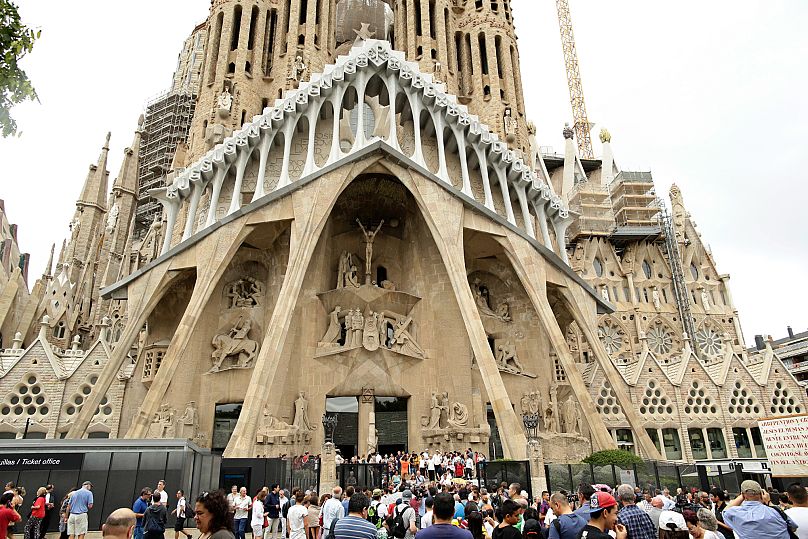 ARCHIVO - En esta foto de archivo del domingo 20 de agosto de 2017, dignatarios se retiran tras una misa en la basílica de la Sagrada Familia de Barcelona