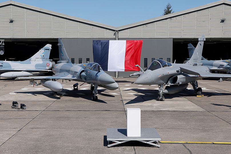 Samolot myśliwski Dassault Rafale i Dassault Mirage 2000, po lewej, są wystawione w bazie lotniczej Luxeuil-Saint-Sauveur w Saint-Sauveur, w północno-wschodniej Francji