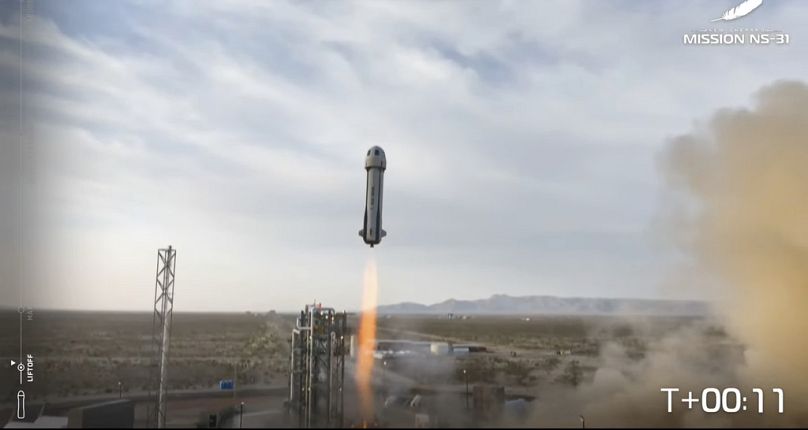 Image tirée d'une vidéo fournie par Blue Origin montre le décollage de la fusée New Shepard dans l'ouest du Texas, le lundi 14 avril 2025.